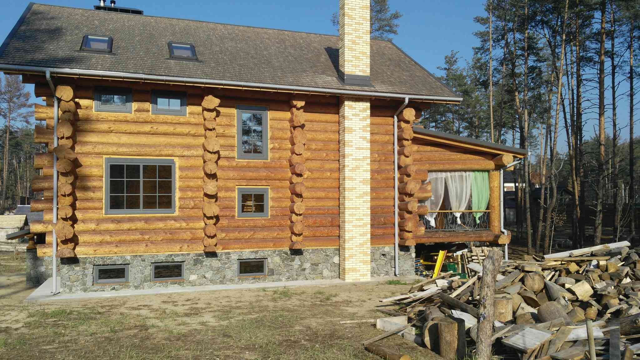деревянный дом из дикого сруба